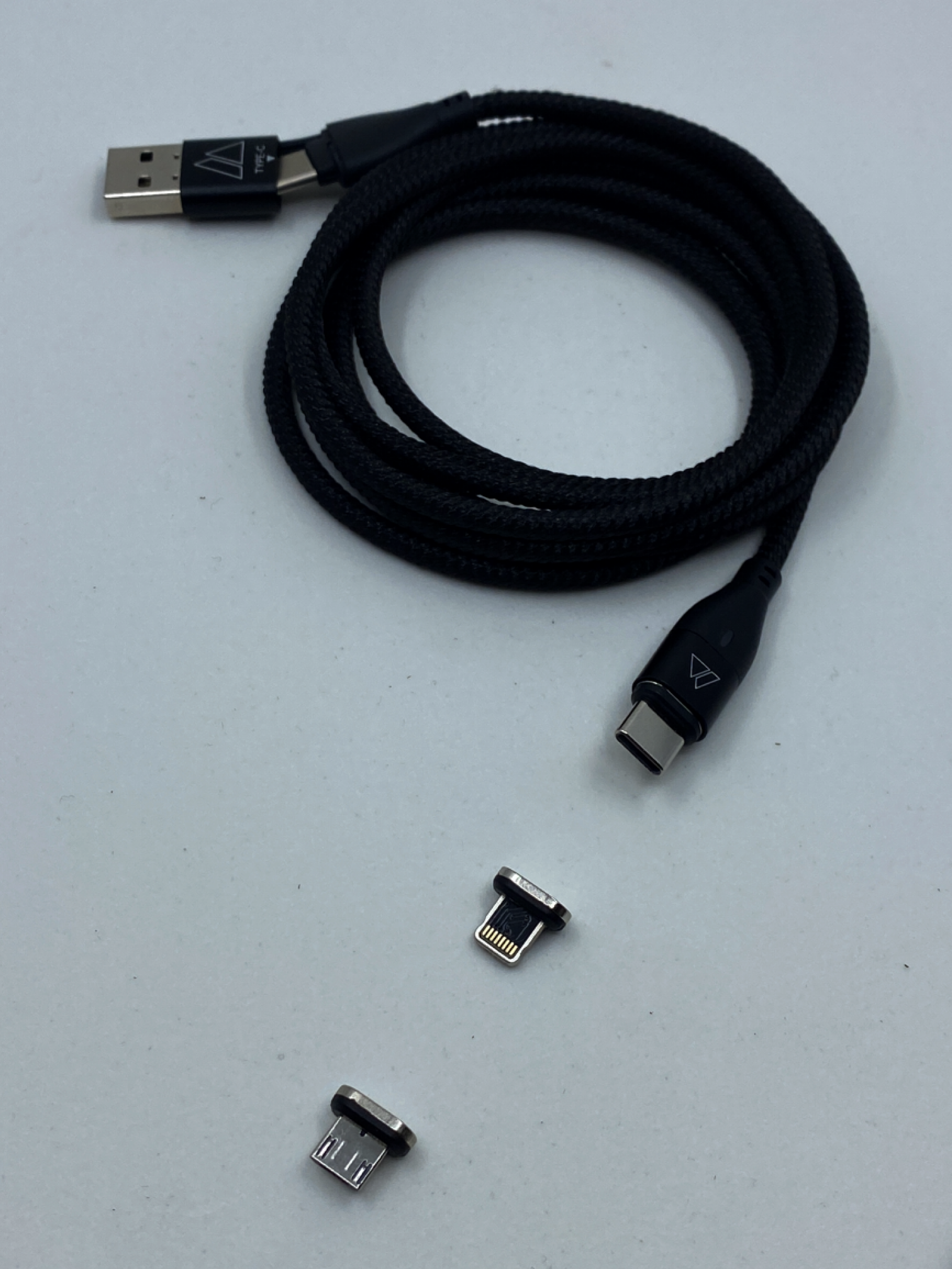 Datagnan - 100W magnetic USB-C universal charging cable for fast charging with data transfer and 3 connectors (USB-C, Lightning, USB Micro)